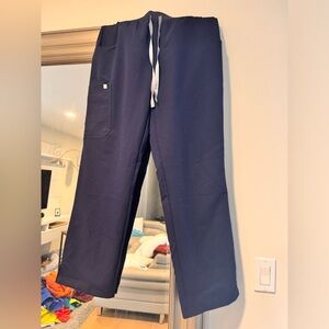 Figs kade cargo navy scrub pant in size medium regular